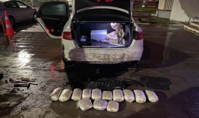 Otomobilin tamponundan 11,7 kilo esrar çıktı
