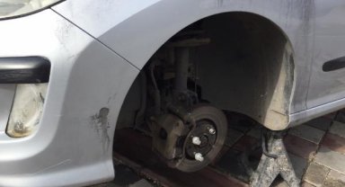 Otomobilinin lastiklerinin çalındığını ilerleyemeyince fark etti