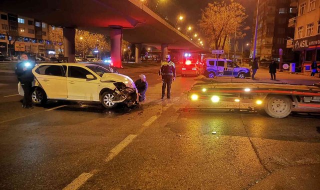 Otomobiller çarpıştı: 2 yaralı