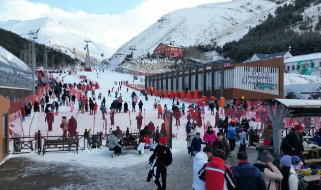 Palandöken Kayak Merkezi tatilcilerin akınına uğruyor