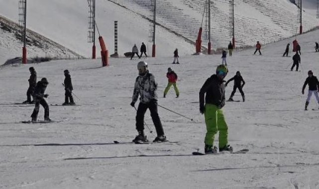 Palandöken'de tatilin ilk günü suni karla kayak keyfi