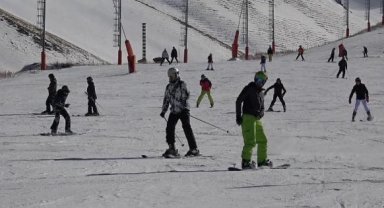 Palandöken'de tatilin ilk günü suni karla kayak keyfi