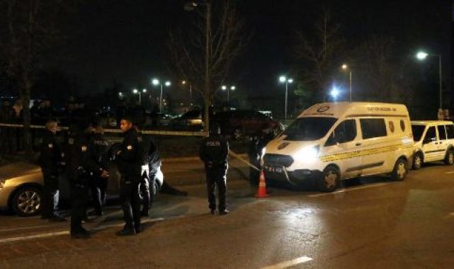 Park halinde ikaz lambaları yanan otomobilde ölü bulundu
