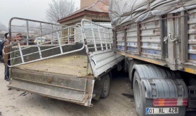 Park halindeyken freni boşalan TIR, taksi durağına ile 5 araca çarptı