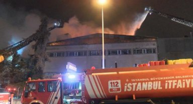 PENDİK Kaynarca Caddesi'ndeki 3 katı bir fabrikada yangın çıktı. İtfaiye ekipleri yangına müdahale ediyor.