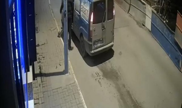 Pendik'te çalışır halde bırakılan hafif ticari aracın çalınması kamerada