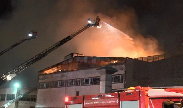 Pendik'te cam fabrikasında yangın çıktı