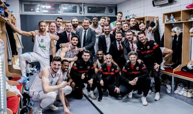 Pınar Karşıyaka evinde doludizgin