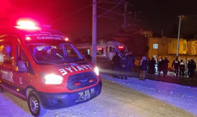 Rayların üzerinden geçerken yolcu treni çarptı: 1 ölü