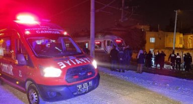 Rayların üzerinden geçerken yolcu treni çarptı: 1 ölü
