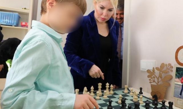 Rektör Özkan, Cem Muhammet'i ziyaret edip, satranç oynadı