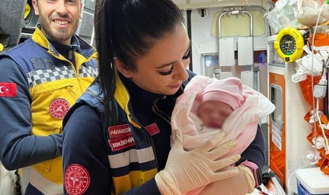 Sağlık ekipleri ambulansta doğum yaptırdı