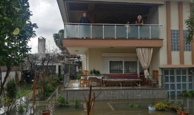 Salihli'de sağanakta evleri su bastı