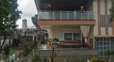 Salihli'de sağanakta evleri su bastı