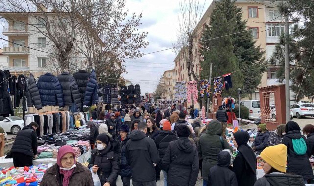 Semt pazarı tıklım tıklım