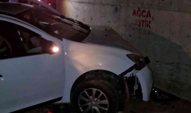 Seyir halindeki otomobil köprünün altından geçerken duvara çarptı: 3 yaralı