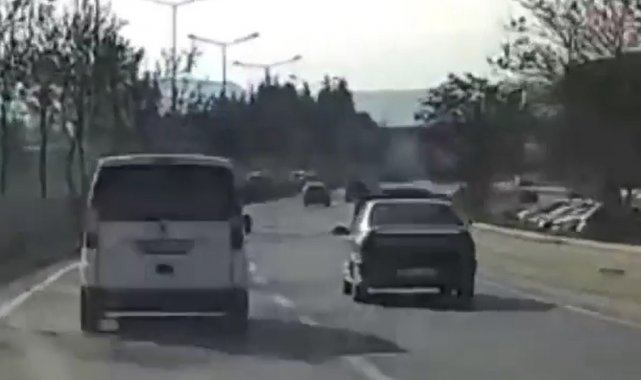 Seyir halindeyken kaputu açılan araç kaza yapmaktan son anda kurtuldu