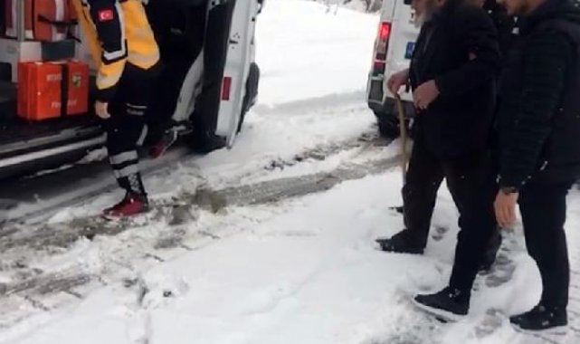 Siirt'te yolu kapanan köyde rahatsızlanan hasta, yol açılarak hastaneye ulaştırıldı