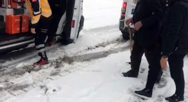 Siirt'te yolu kapanan köyde rahatsızlanan hasta, yol açılarak hastaneye ulaştırıldı