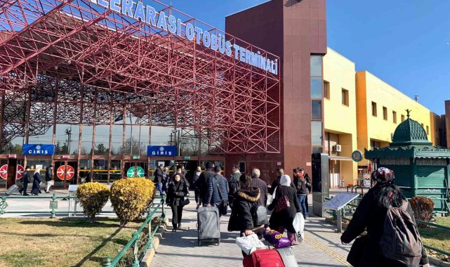 Sınavları biten öğrenciler otogara akın etti