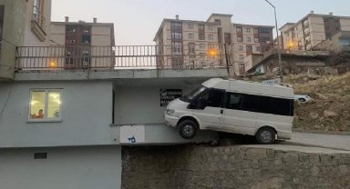 Şırnak'ta minibüs balkona çıktı: 2 yaralı