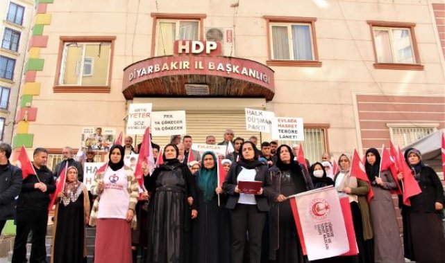 Şırnaklı şehit anneleri, Diyarbakır'da evlat nöbeti tutan aileleri ziyaret etti