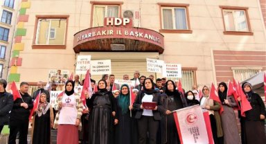 Şırnaklı şehit anneleri, Diyarbakır'da evlat nöbeti tutan aileleri ziyaret etti