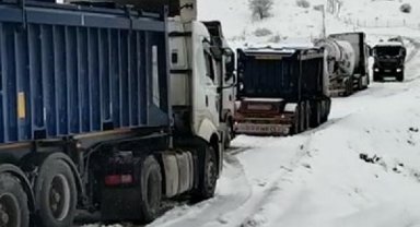 Şirvan'da kar yağışı nedeniyle bazı araçlar yolda kaldı