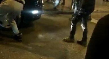 Şişli'de trafik tartışmasında bıçakla taksinin lastiğini kesen motosikletli kamerada
