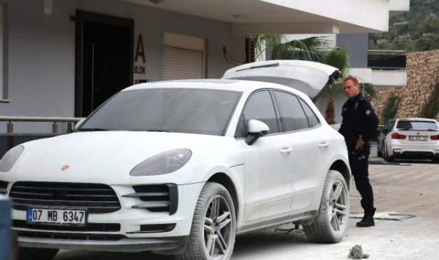 Site bahçesindeki lüks otomobilin kundaklanması kamerada