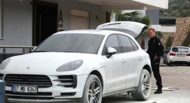 Site bahçesindeki lüks otomobilin kundaklanması kamerada