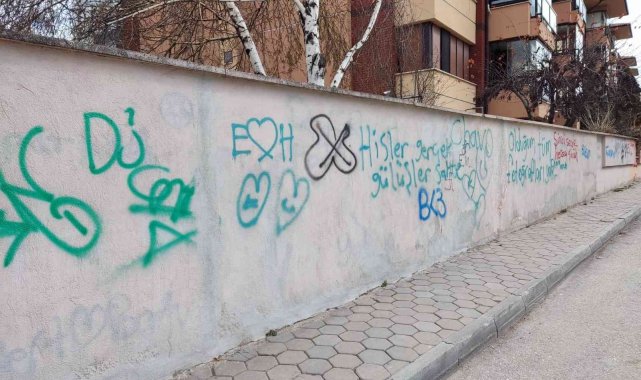 Site duvarları adeta resim tahtasına döndü