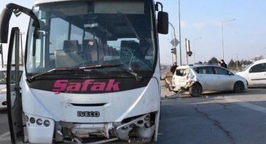 Sivas'ta işçi servisi ile otomobil çarpıştı: 4 yaralı