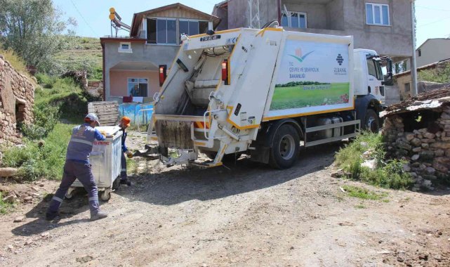 Sivas'ta kırsaldan 32 bin ton çöp toplandı