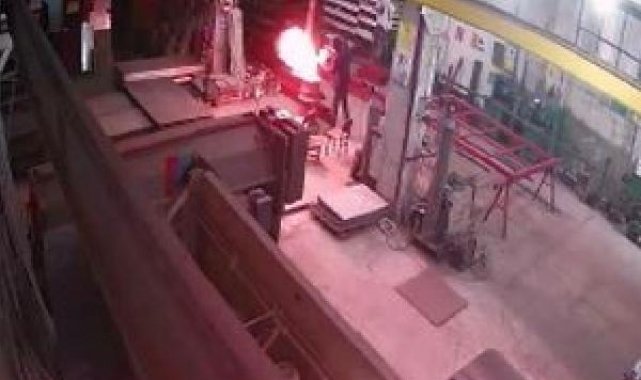 Sobaya döktüğü tinerle kendini yaktığı anlar kamerada