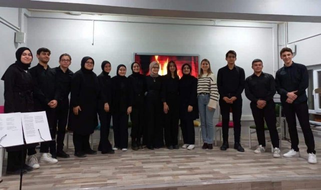 Son sınıf öğrencileri veda programı düzenledi