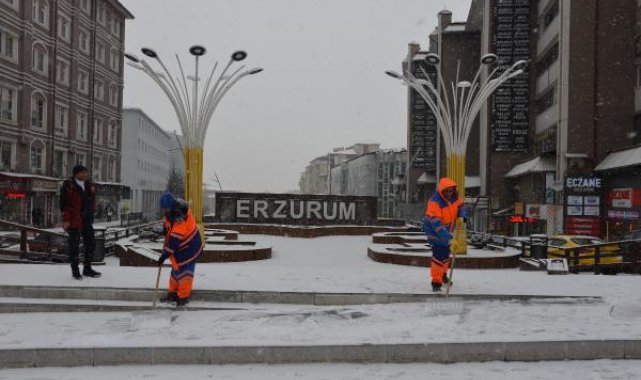 Son yılların en kurak kışını yaşayan Erzurum'da kar yağışı