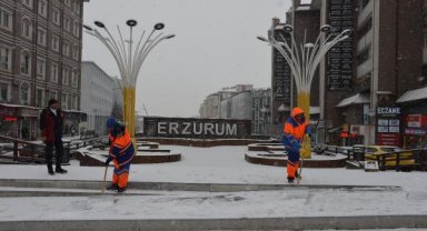 Son yılların en kurak kışını yaşayan Erzurum'da kar yağışı