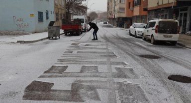 Son yılların en kurak kışını yaşayan Erzurum'da kar yağışı