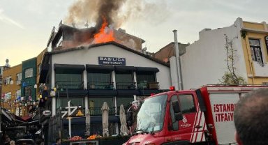 Sultanahmet'te 2 katlı binanın çatısı alev alev yandı-1