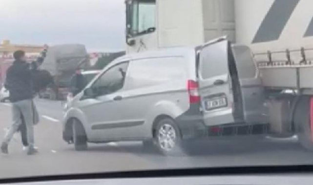 Sultanbeyli TEM'de çekiçli kavga kamerada