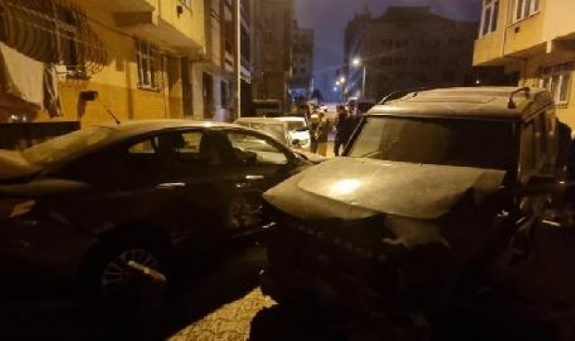 Sultangazi'de 3 sokakta 13 araca çarptı