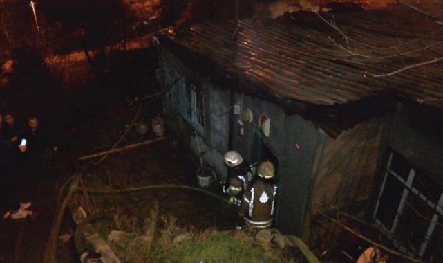 Sultangazi'de gecekondu alev alev yandı