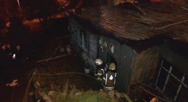 Sultangazi'de gecekondu alev alev yandı