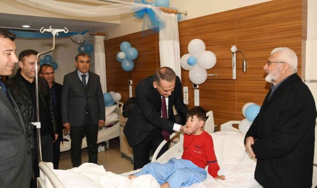 Sünnet ettirilen yetim çocuklara validen hediye