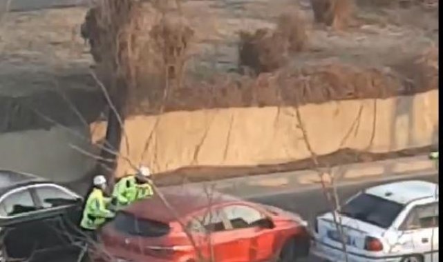 Sürücünün otomobiliyle, başka bir araca çarpıp polisten kaçtığı anlar kamerada