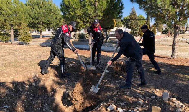 Talihsiz bebeği son yolculuğuna polis ve belediye işçileri uğurladı