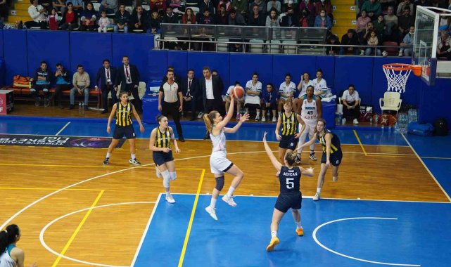 Tarsus Belediyesi Kadın Basketbol Takımı evinde Fenerbahçe'yi yendi