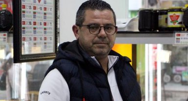 Tezgahtar, iş yerinde unutulan 40 bin liralık takı setini sahibine ulaştırdı