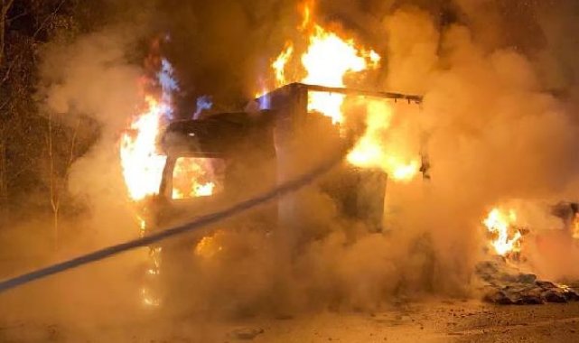 TIR, kargolarla alev alev yandı